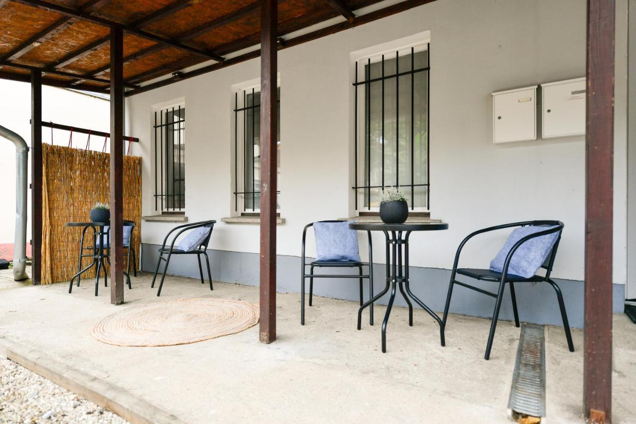 Fuerst-Pueckler-Apartment_Bis 6 Personen_Waschmaschine_Kueche_2X Parkplaetze_Terrasse_Netflix Cottbus Esterno foto